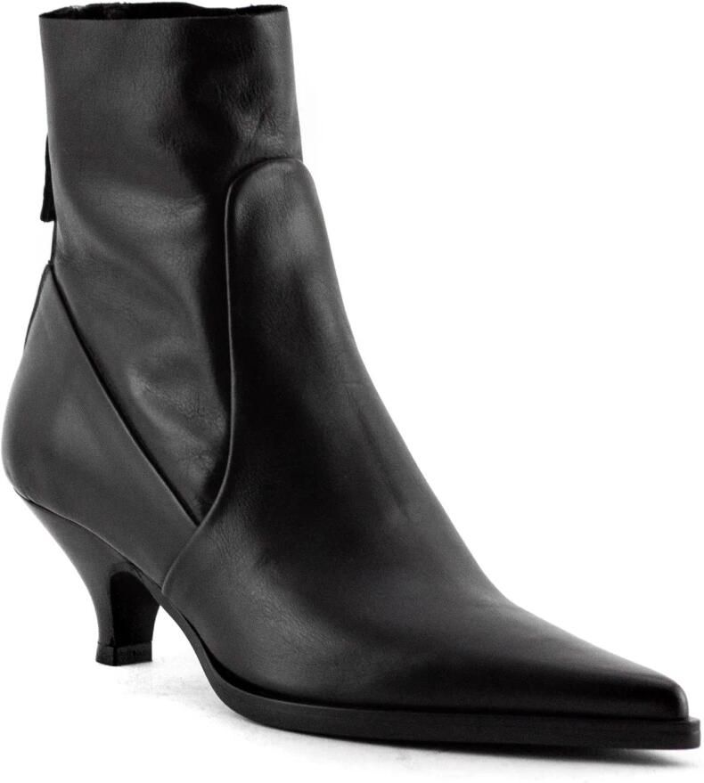 Elena Iachi Zwarte Leren Enkellaarzen Puntige Neus