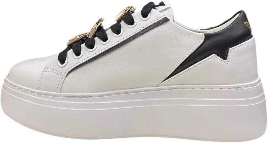 E uelle Vee Low Top Sneakers