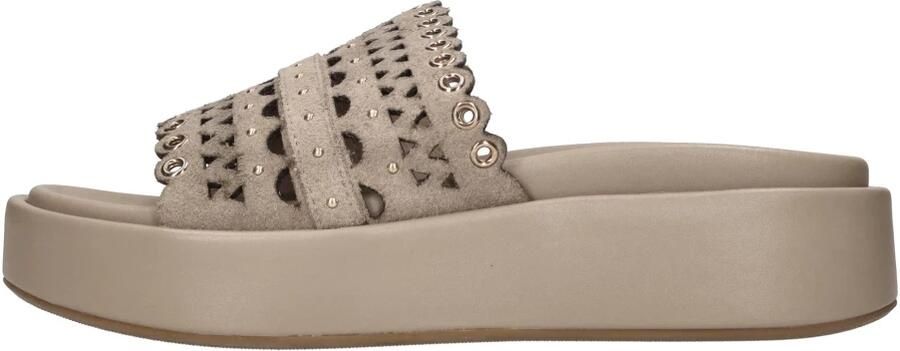 Emanuelle Vee P011 Mule