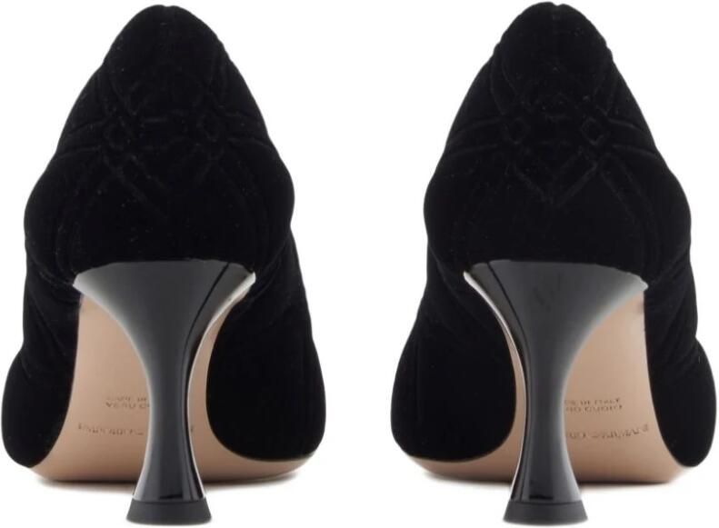 Emporio Ar i Zwarte Velvet Gewatteerde Hak Schoenen