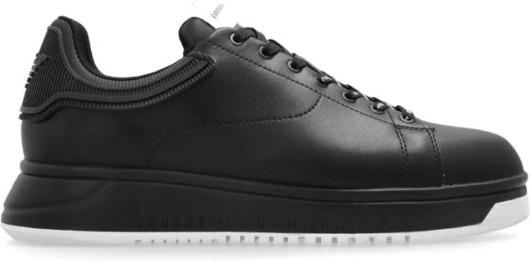 Emporio Ar i Sportschoenen op een platform