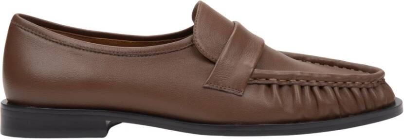 Estro Bruine leren loafers met decoratieve plooien