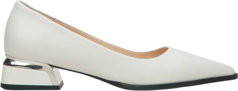 Estro Dames Licht Beige Lage Hakken Pumps gemaakt van Echt Leer Er00115105 Beige Dames