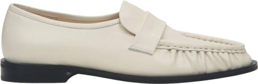 Estro Dames Lichtbeige Leren Loafers met Decoratieve Plooien