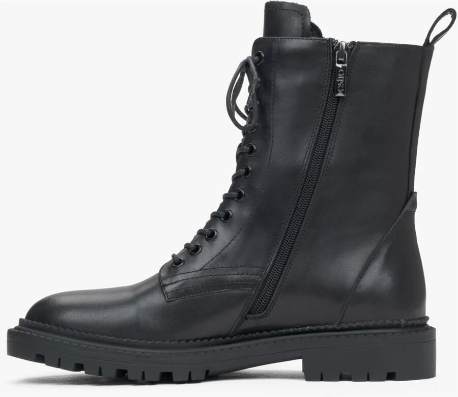 Estro Zwarte leren enkellaarsjes met decoratieve vetersluiting