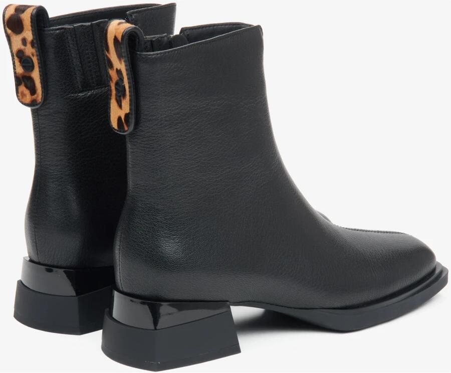 Estro Zwarte leren enkellaarsjes met luipaardprint detail