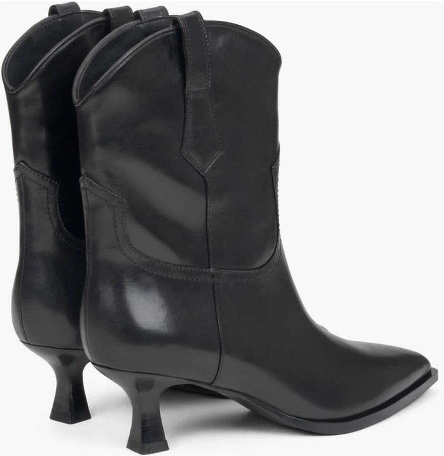 Estro Zwarte leren enkellaarsjes met puntige neus