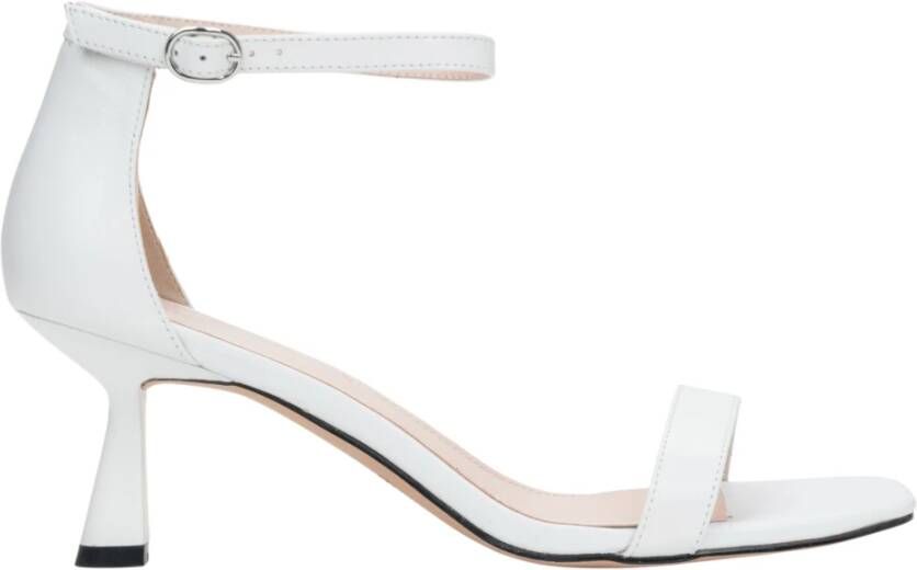 Estro Witte leren sandalen met stevige trechterhak