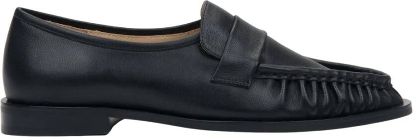 Estro Zwarte leren loafers voor dames met decoratieve plooien