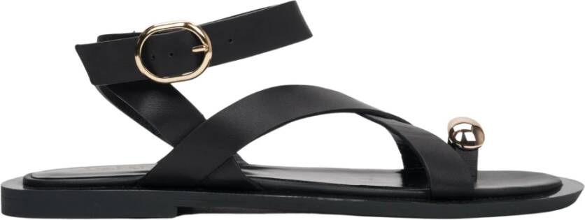 Estro Zwarte leren sandalen met bandjes en teenring