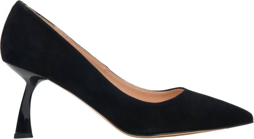 Estro Zwarte velours pumps met een spitse neus