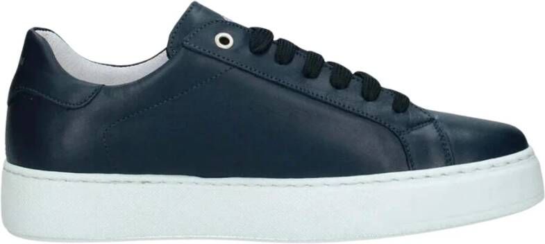 Exton Blauwe leren sneaker met elegantie