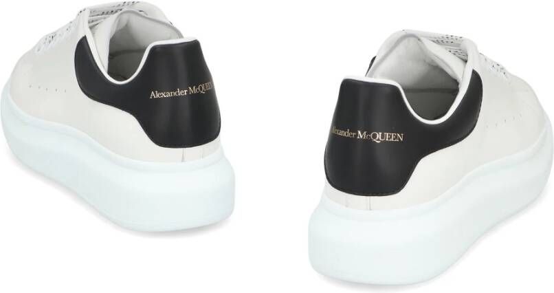 Alexander McQueen Chunky Leren Sneakers met Contrasterende Hiel