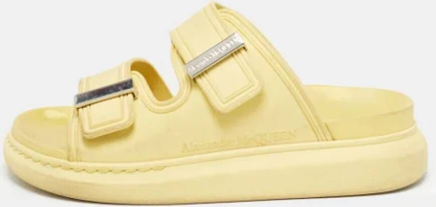 Alexander McQueen Pre-owned Rubber sandals Yellow Dames