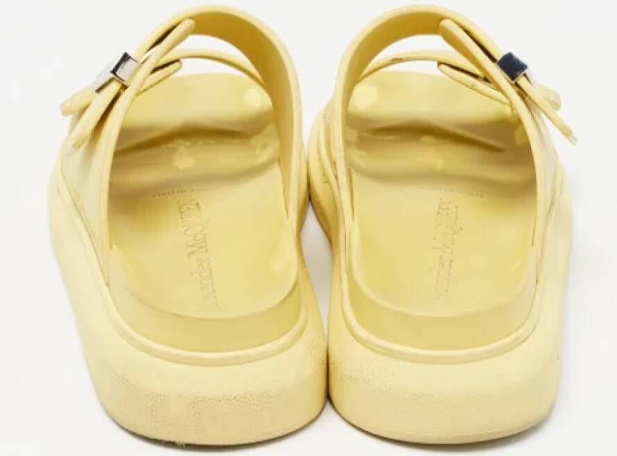 Alexander McQueen Pre-owned Rubber sandals Yellow Dames
