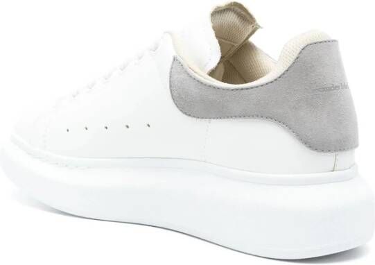 Alexander McQueen Witte Veterschoenen met Oversized Zool