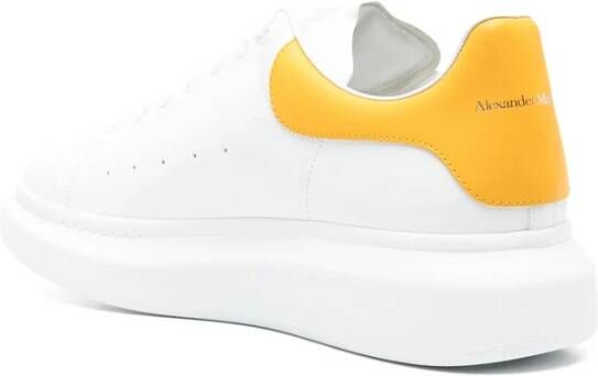 Alexander McQueen Witte Vetersneaker met Merkdetails