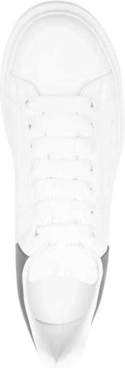 Alexander McQueen Witte Vetersneaker met Merkzool