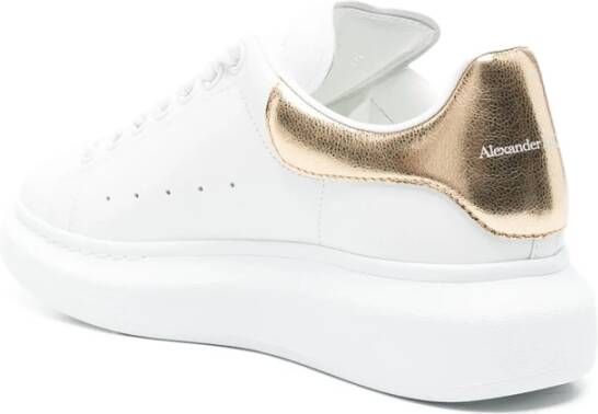 Alexander McQueen Witte Vetersneakers met Goudkleurige Hiel