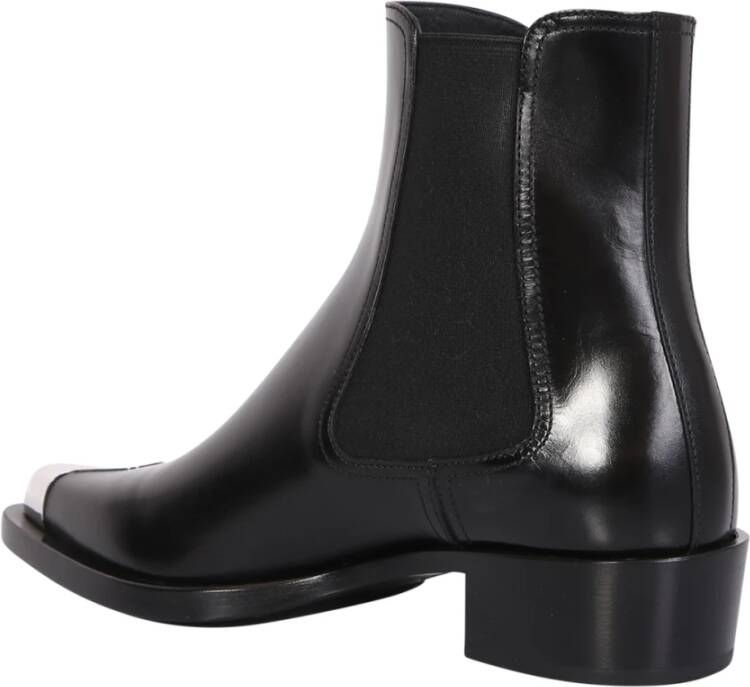 Alexander McQueen Zwarte enkellaarsjes met metalen neuskap