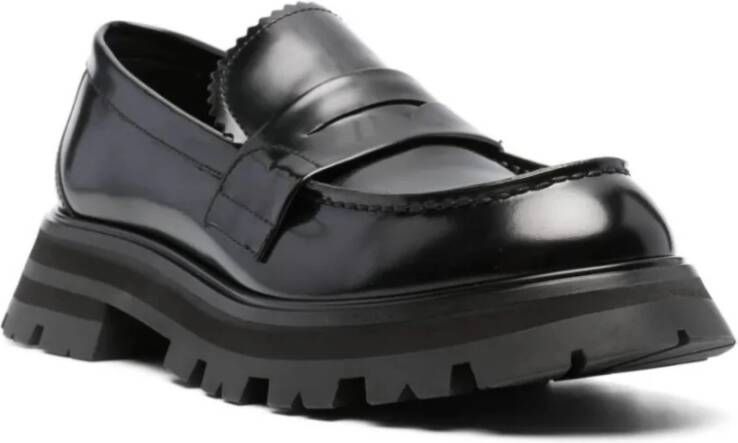 alexander mcqueen Zwarte Glanzende Loafer met Uitlopende Zool Black Dames