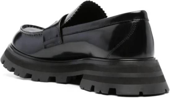 alexander mcqueen Zwarte Glanzende Loafer met Uitlopende Zool Black Dames