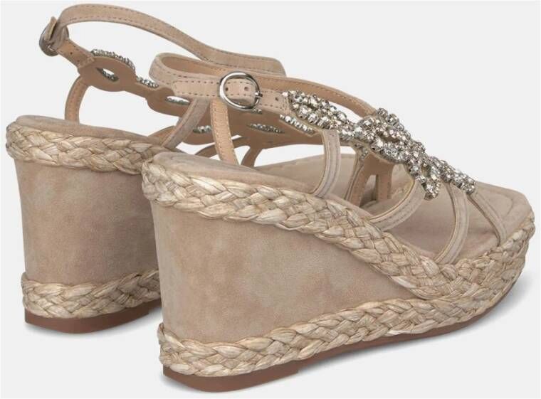 Alma en Pena Gevlochten sleehak sandaal met versieringen Beige Dames