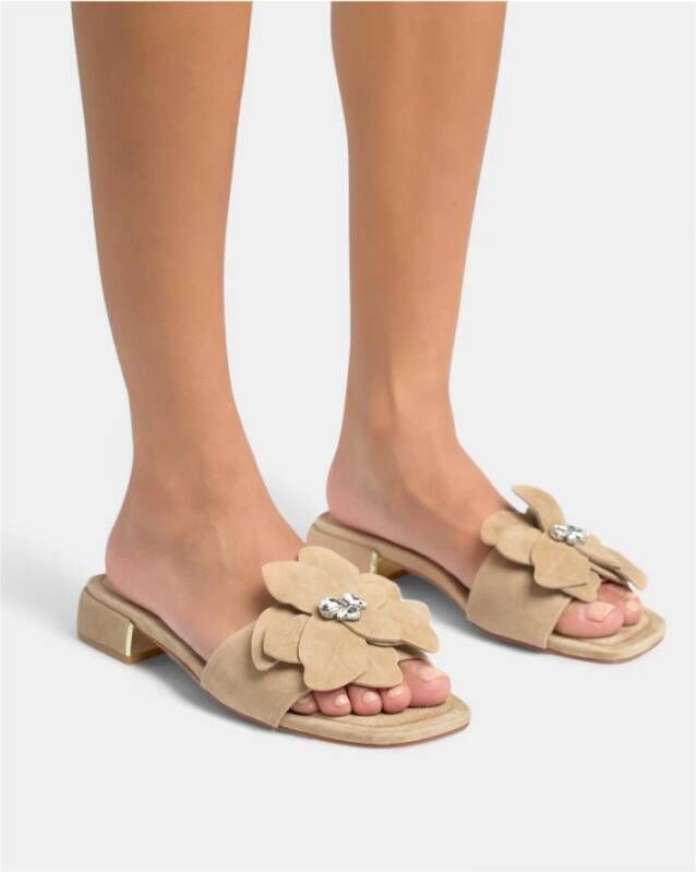 Alma EN Pena Sandal spade type flower