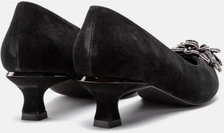 Alma EN Pena Zwarte leren pumps met bloemendetail