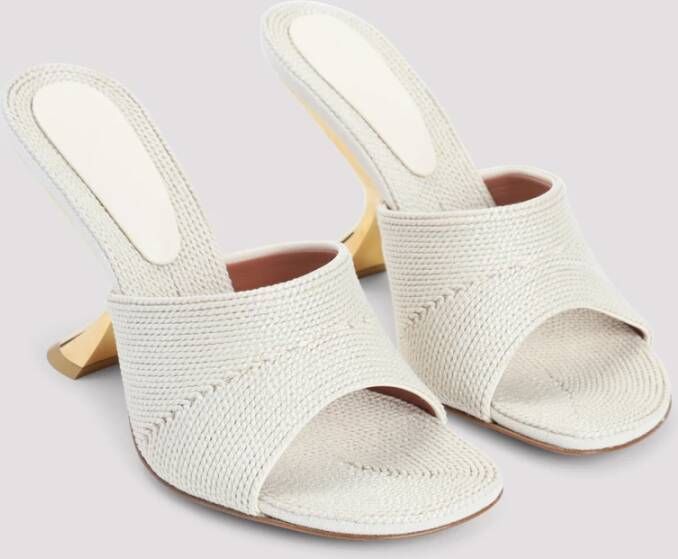 Amina Muaddi Chique Sandalen in Nude & Neutrals