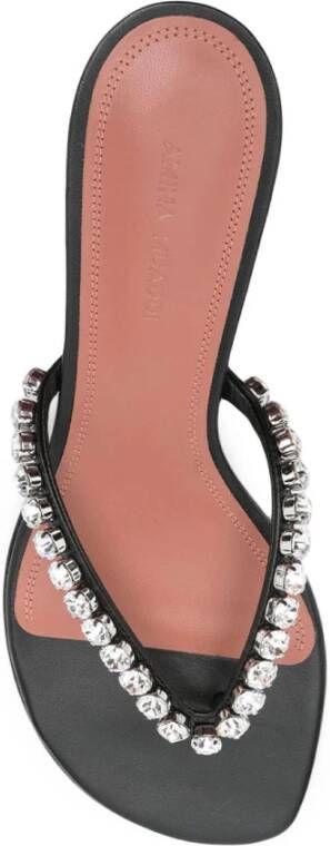 Amina Muaddi Zwart en witte sandalen
