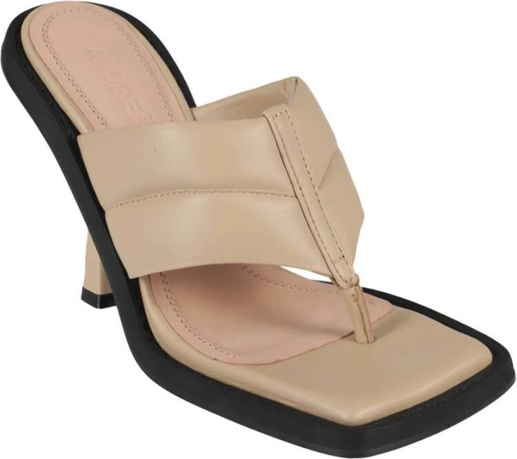 Andrea Adamo Gewatteerde Leren Teenslippers Beige Dames