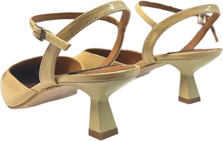 Angel Alarcon Lage hak leren sandalen enkelband Beige Dames