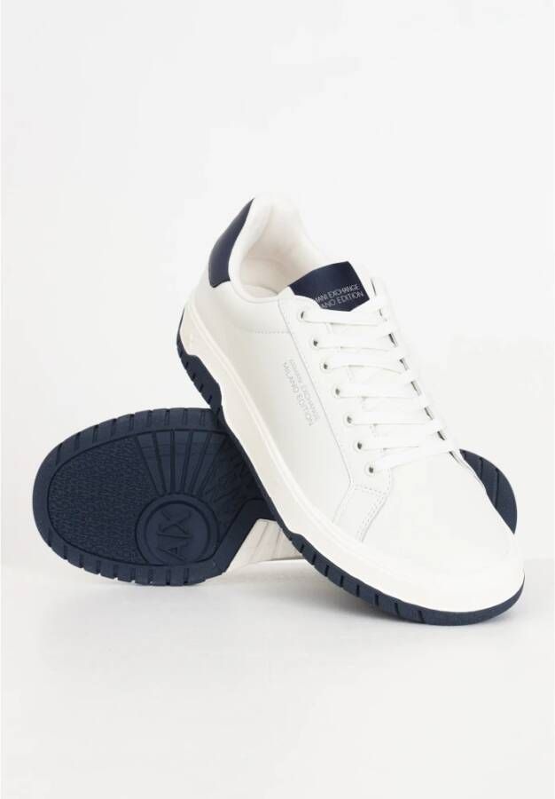 Armani Exchange Witte en blauwe lage profiel sneakers White Heren