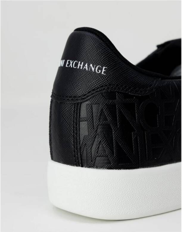 Armani Exchange Zwarte lage sneakers met reliëf logo Zwart Heren