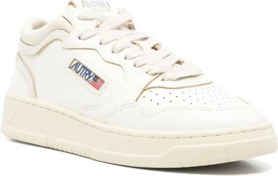 Autry Beige Veterschoenen met Geperforeerde Neus