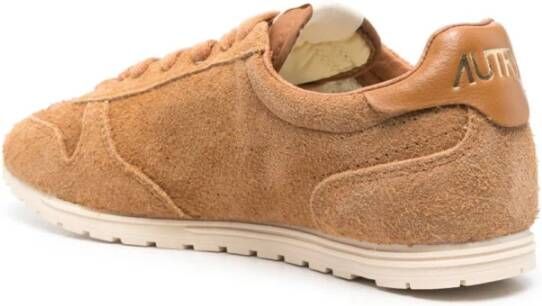 Autry Bruine Sneakers met Geperforeerde Neus