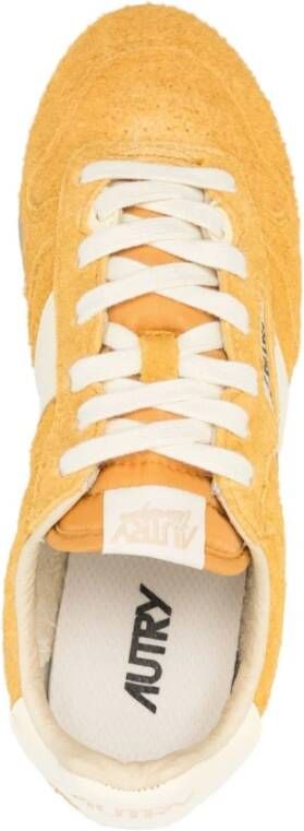 Autry Gele Sneakers met Geperforeerde Neus