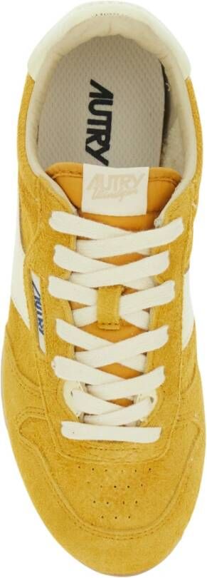 Autry Gele suède sneaker met logo