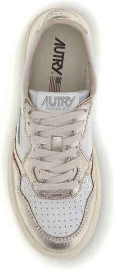 Autry Platinum Lage Sneakers met Geperforeerde Neus