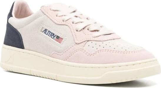 Autry Roze Veterschoenen met Geperforeerde Neus
