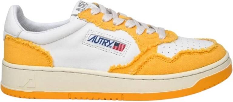 Autry Oranje Leren Platte Schoenen met Geperforeerde Neus Oranje Heren