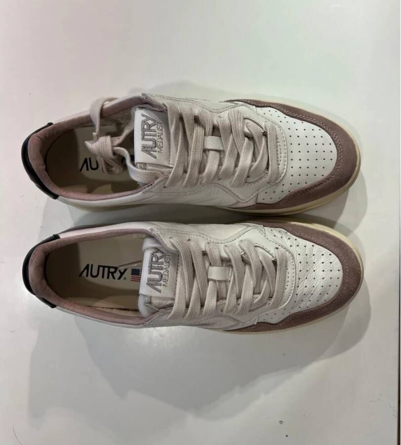 Autry Vintage-geïnspireerde leren sneakers met iconische groene hak Beige Dames