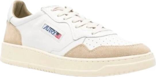 Autry Wit Beige Leren Sneakers Geperforeerd Ontwerp