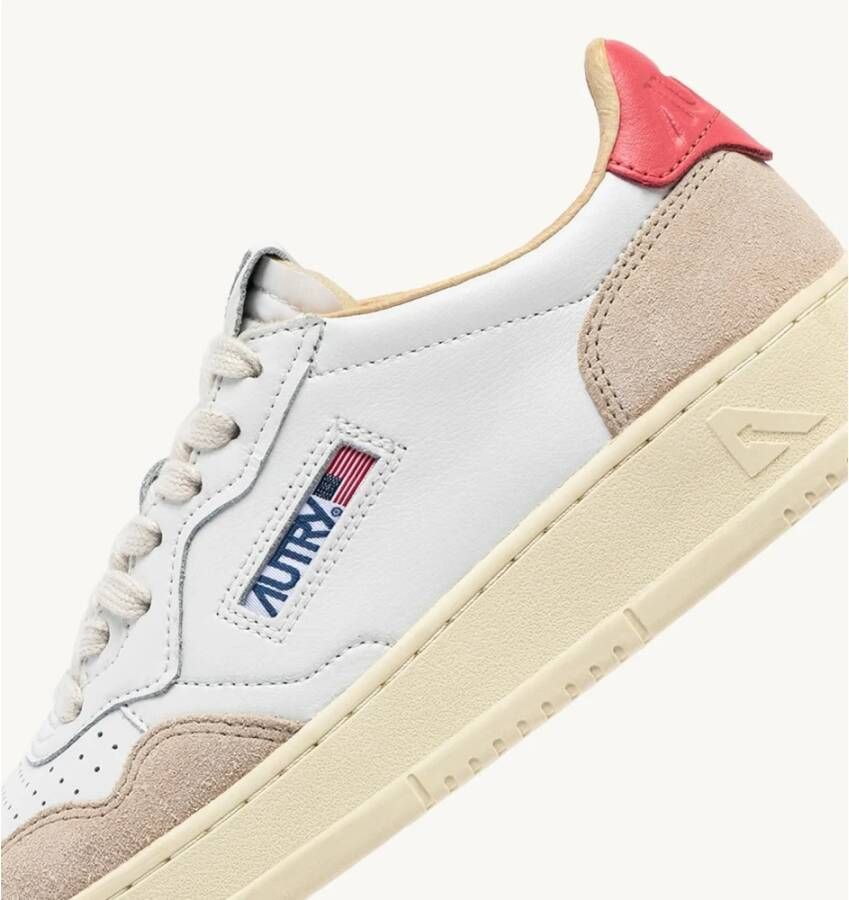 Autry Witte en beige suède sneakers moderne tennisstijl