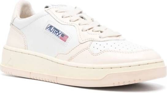 Autry Witte Geperforeerde Leren Sneakers met Panelen Wit Dames