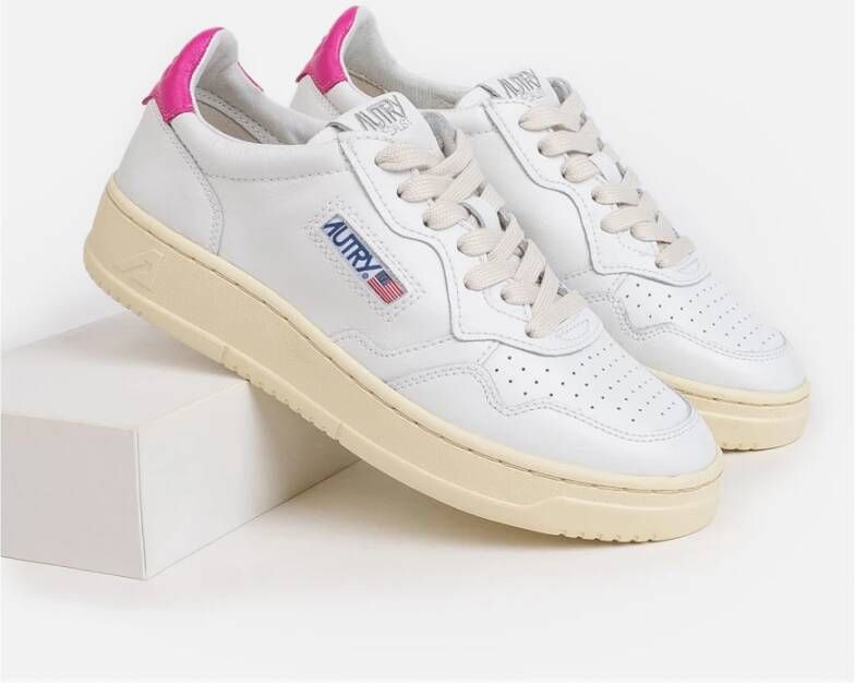 Autry Witte Lage Sneakers van Leer met Roze Hiel Detail Wit Dames