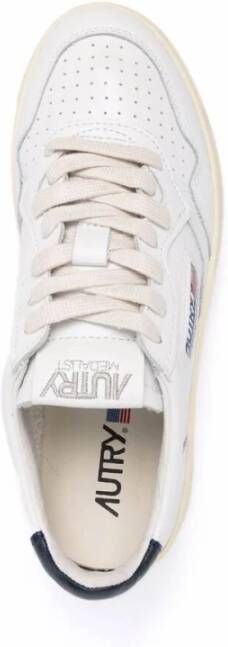 Autry Witte Leren Sneakers met Geperforeerde Voorkant White Dames