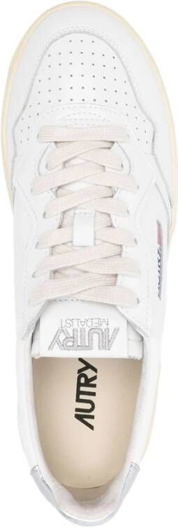 Autry Witte Veterschoenen met Geperforeerde Details