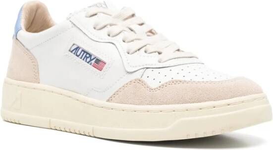 Autry Witte Veterschoenen met Geperforeerde Neus